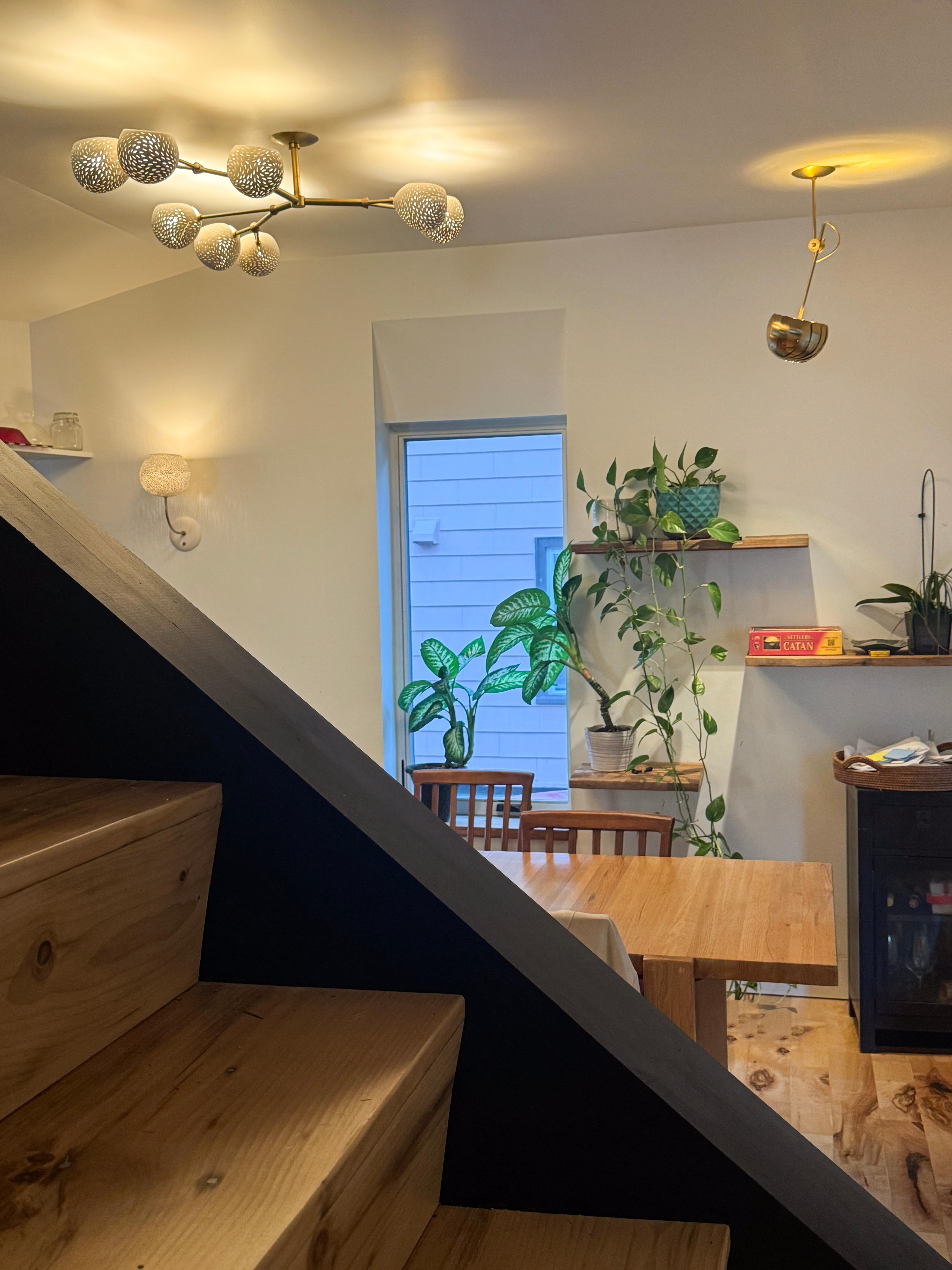 Vine Eight, araña escultórica de 8 luces, cerámica hecha a mano y latón cepillado Estadounidense en venta