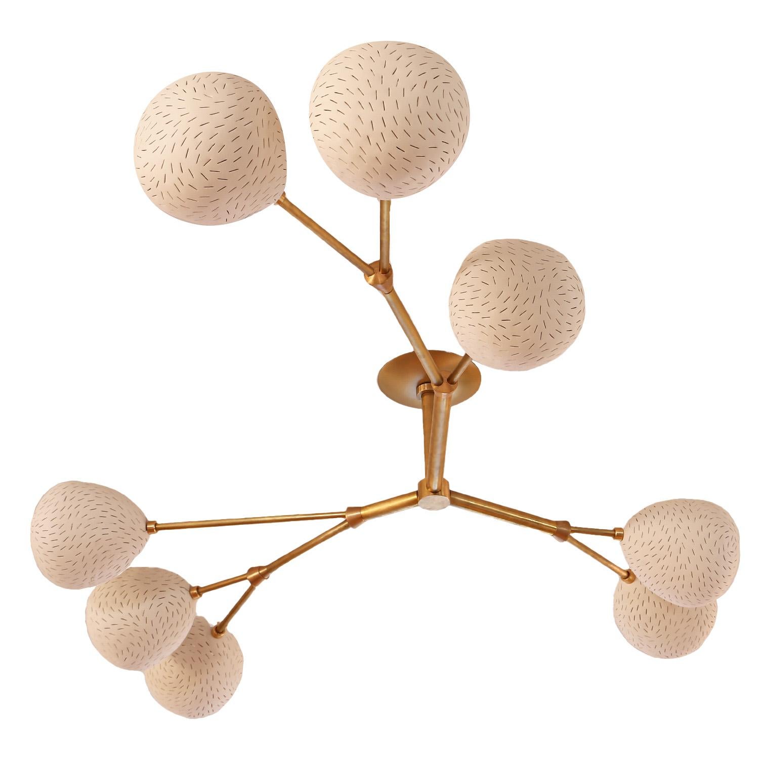 Vine Eight, araña escultórica de 8 luces, cerámica hecha a mano y latón cepillado Cepillado en venta