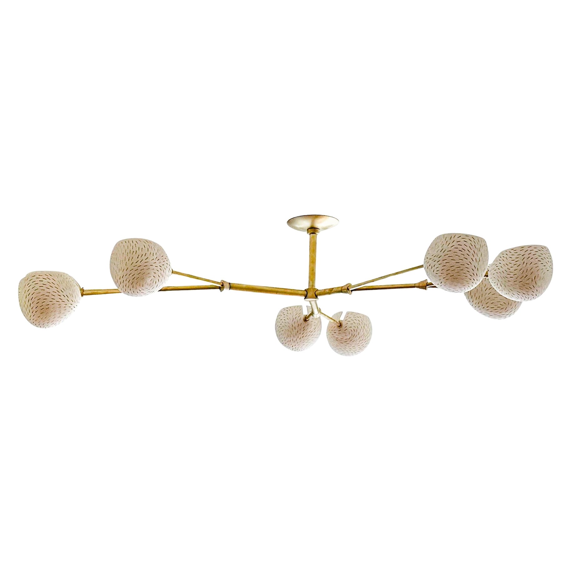 Vine Eight: lampadario scultoreo a 8 luci, in ceramica fatta a mano e ottone spazzolato
