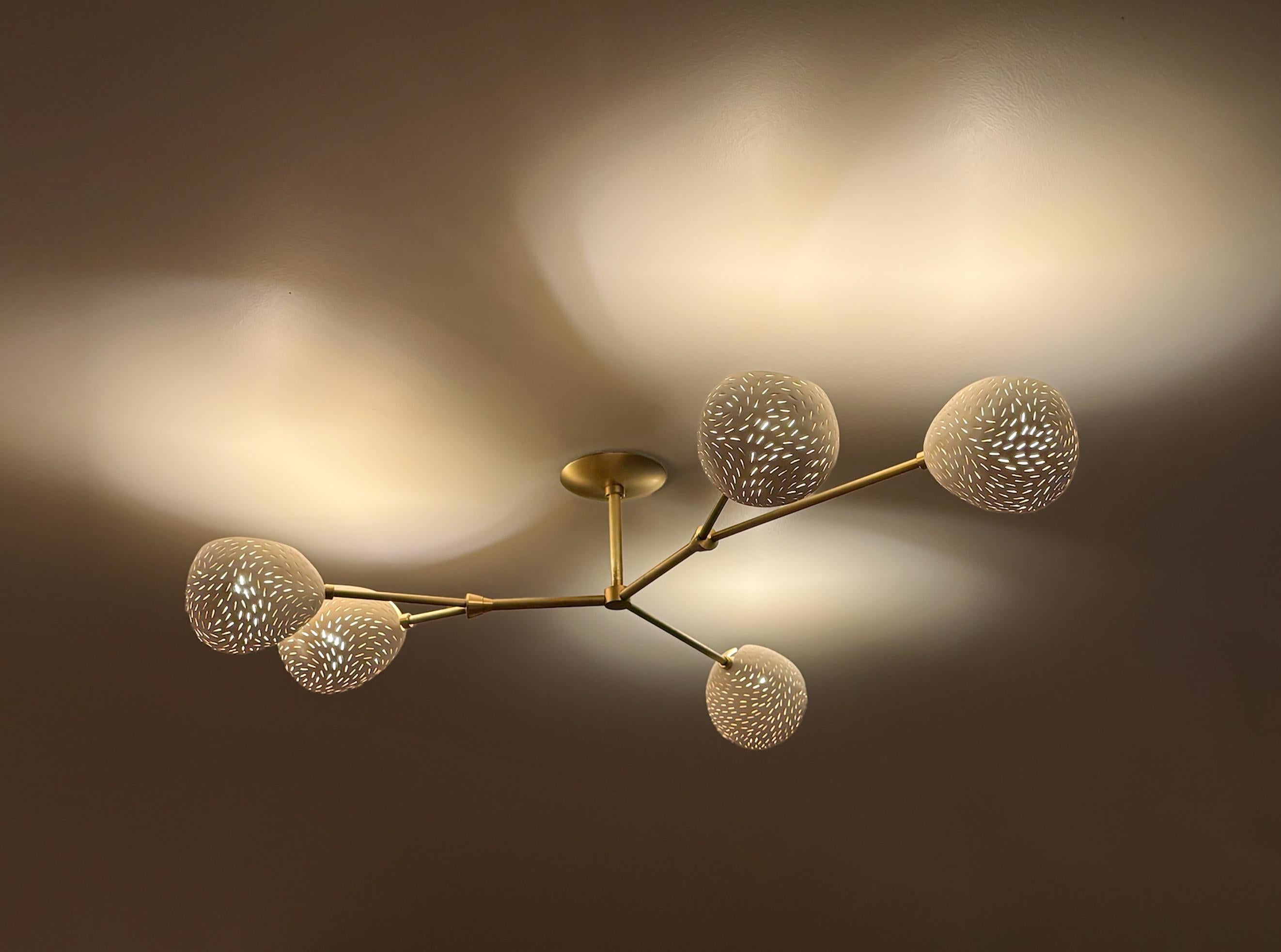 Organique VIGNE CINQ • Lustre semi-affleurant • Luminaires sculpturaux • Laiton • Céramique en vente