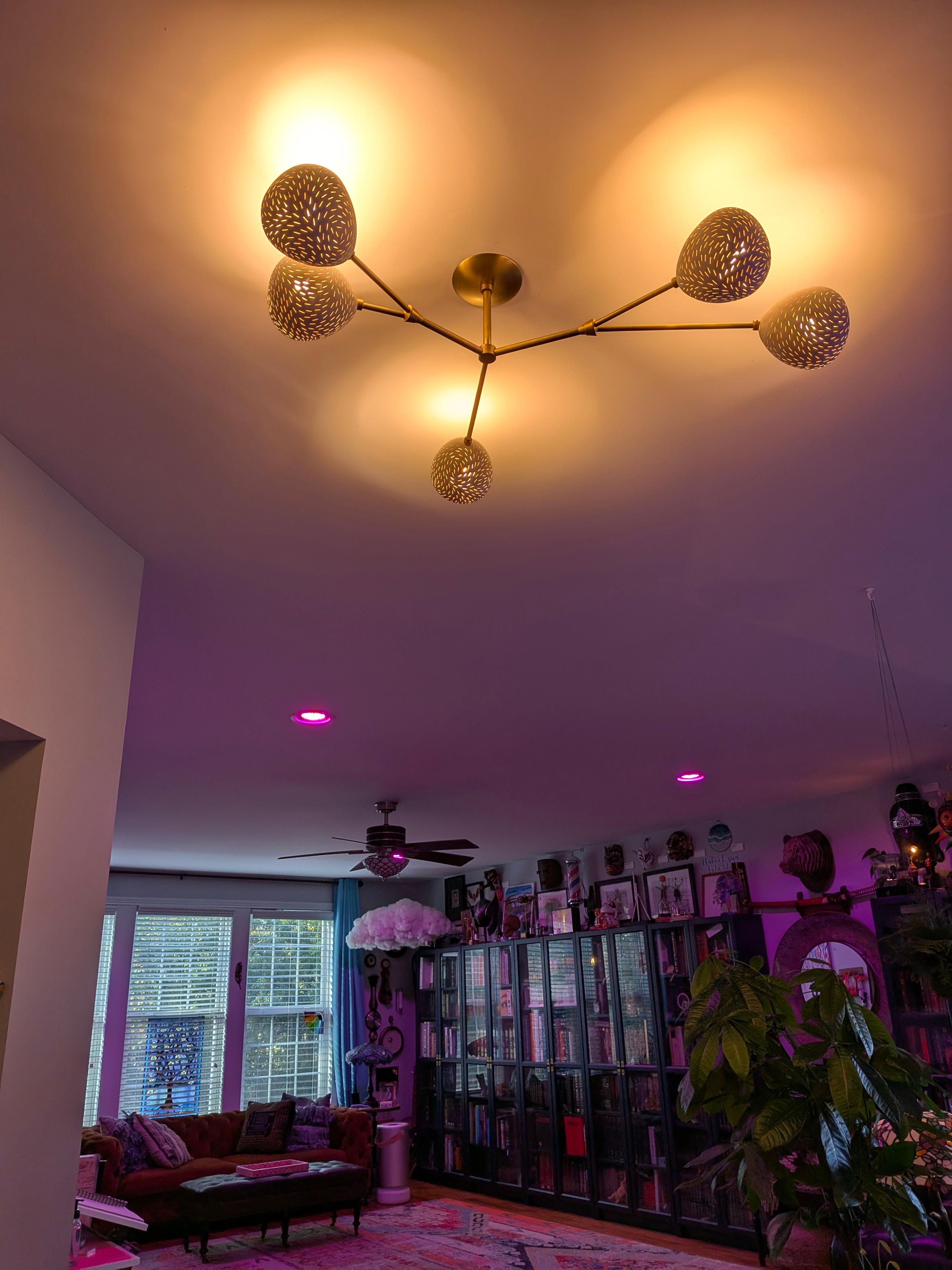 Américain VIGNE CINQ • Lustre semi-affleurant • Luminaires sculpturaux • Laiton • Céramique en vente