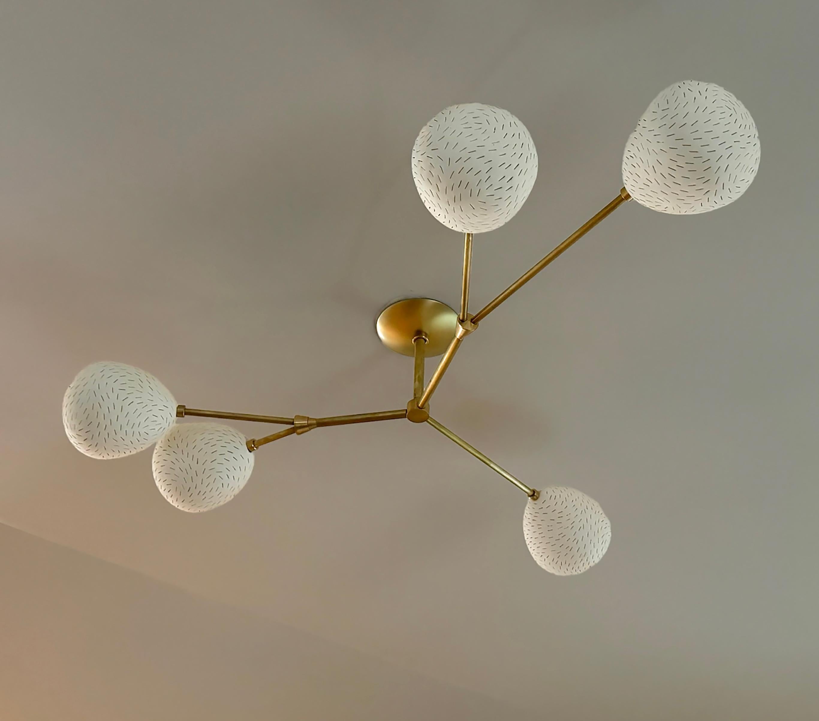 Brossé VIGNE CINQ • Lustre semi-affleurant • Luminaires sculpturaux • Laiton • Céramique en vente