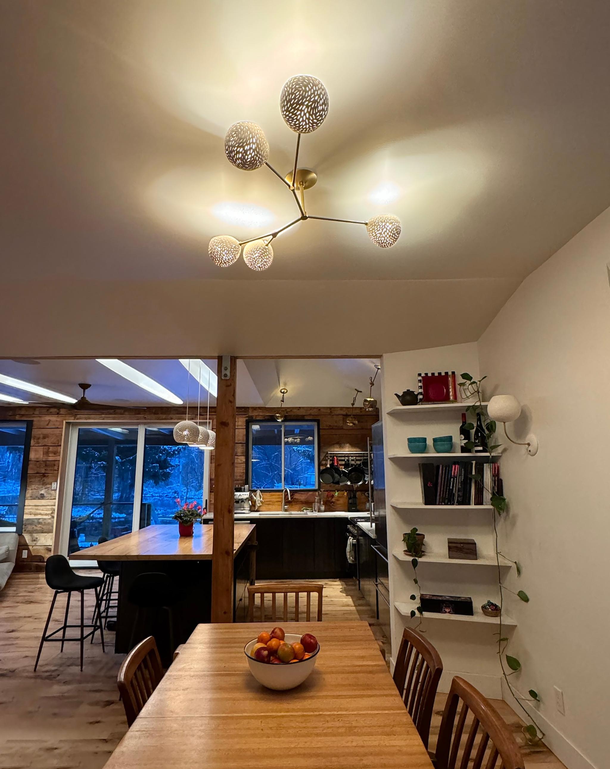 VIGNE CINQ • Lustre semi-affleurant • Luminaires sculpturaux • Laiton • Céramique Neuf - En vente à Troy, NY