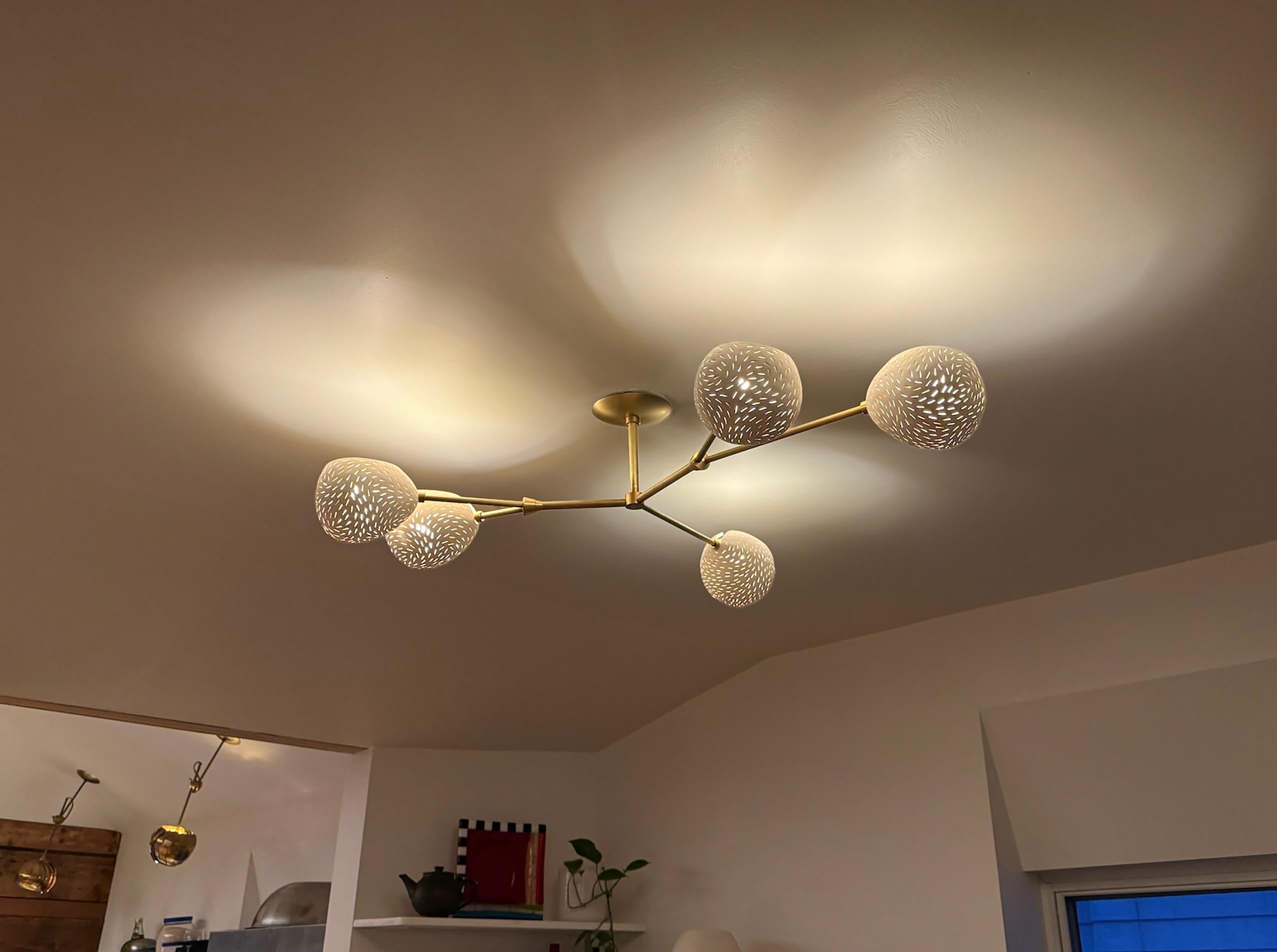 XXIe siècle et contemporain VIGNE CINQ • Lustre semi-affleurant • Luminaires sculpturaux • Laiton • Céramique en vente