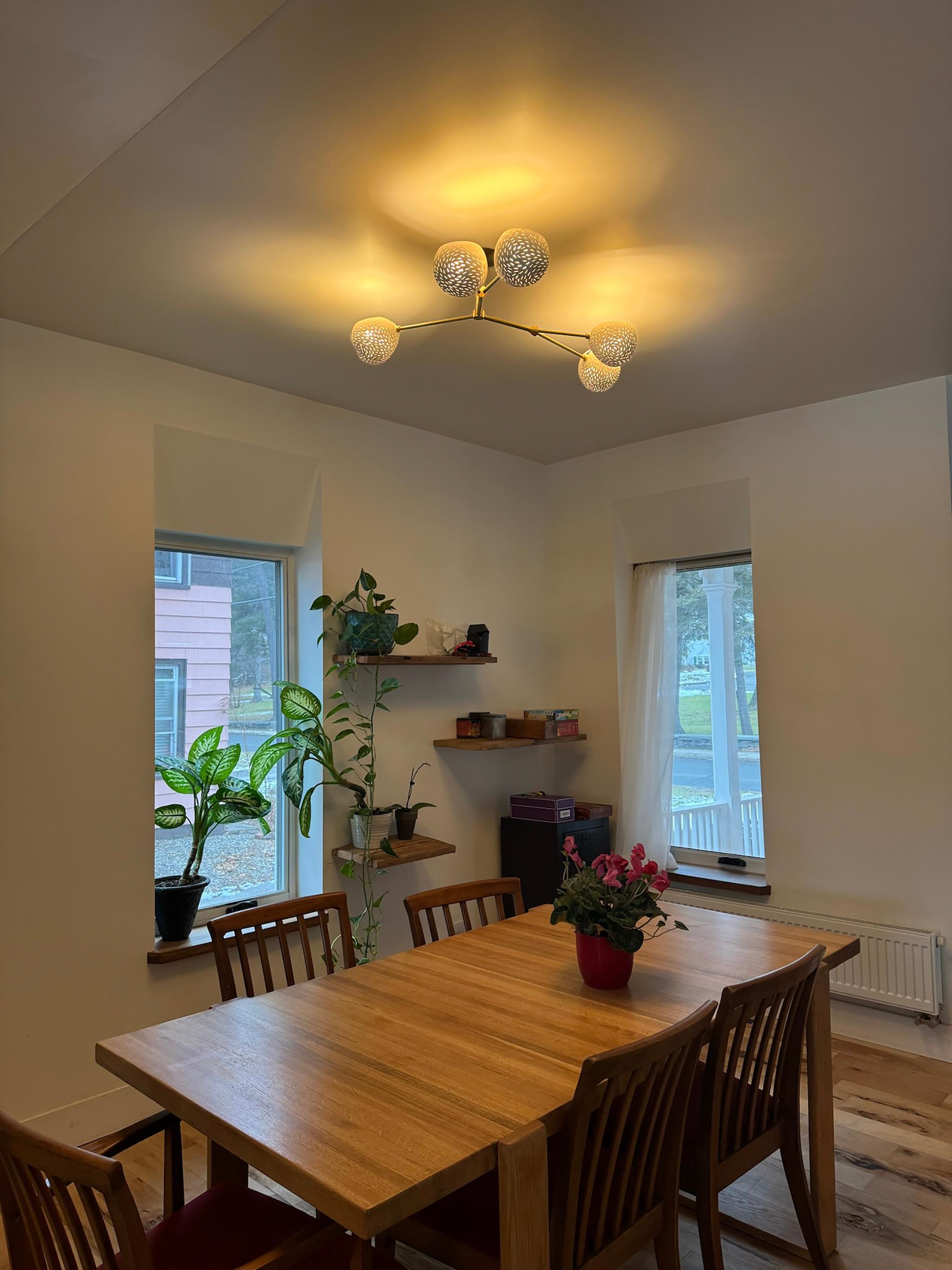 VIGNE CINQ • Lustre semi-affleurant • Luminaires sculpturaux • Laiton • Céramique en vente 1
