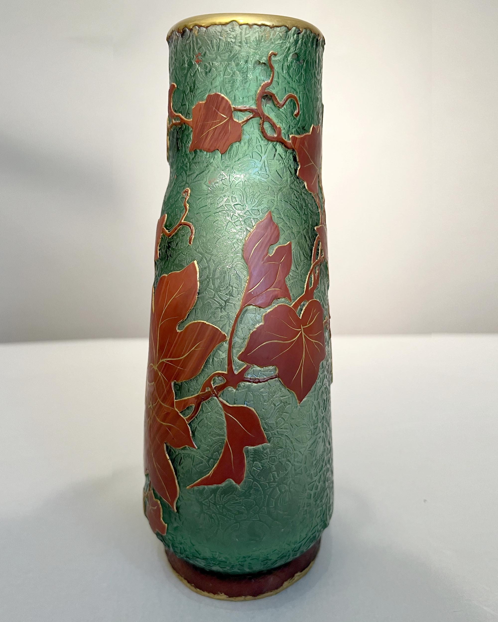 Français Vase double en verre « Vieilles feuilles » de Daum en vente