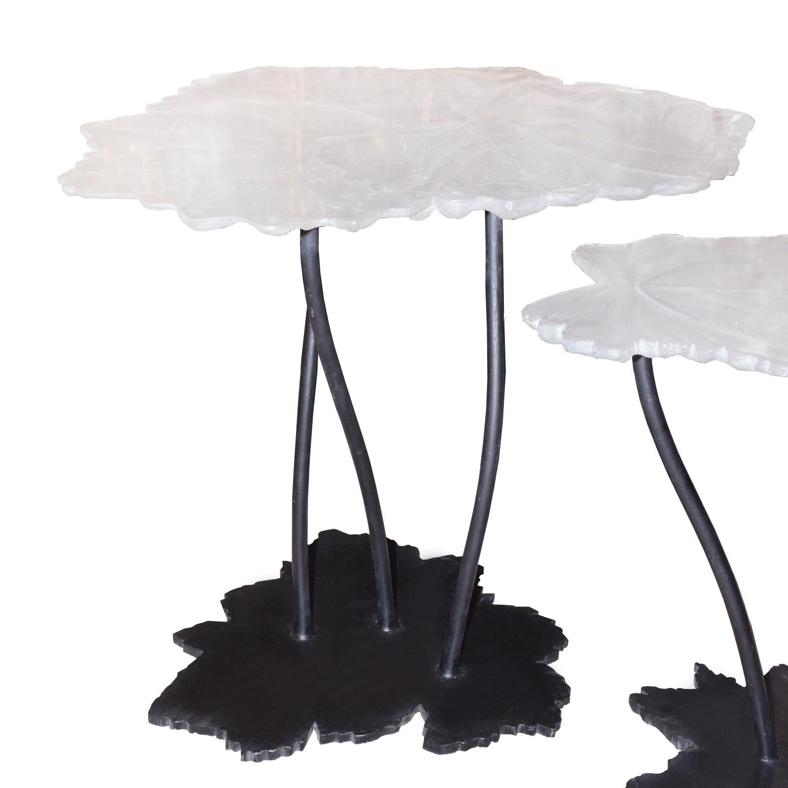 Table vine leaves set of 2 in crystal all
handcrafted, it takes 36 hours to be dry and
strong, all in crystal glass paste, hand
carved. On darkened forged iron base.
Exceptional and unique piece, made in France
in 2019.
Measures: Table vine