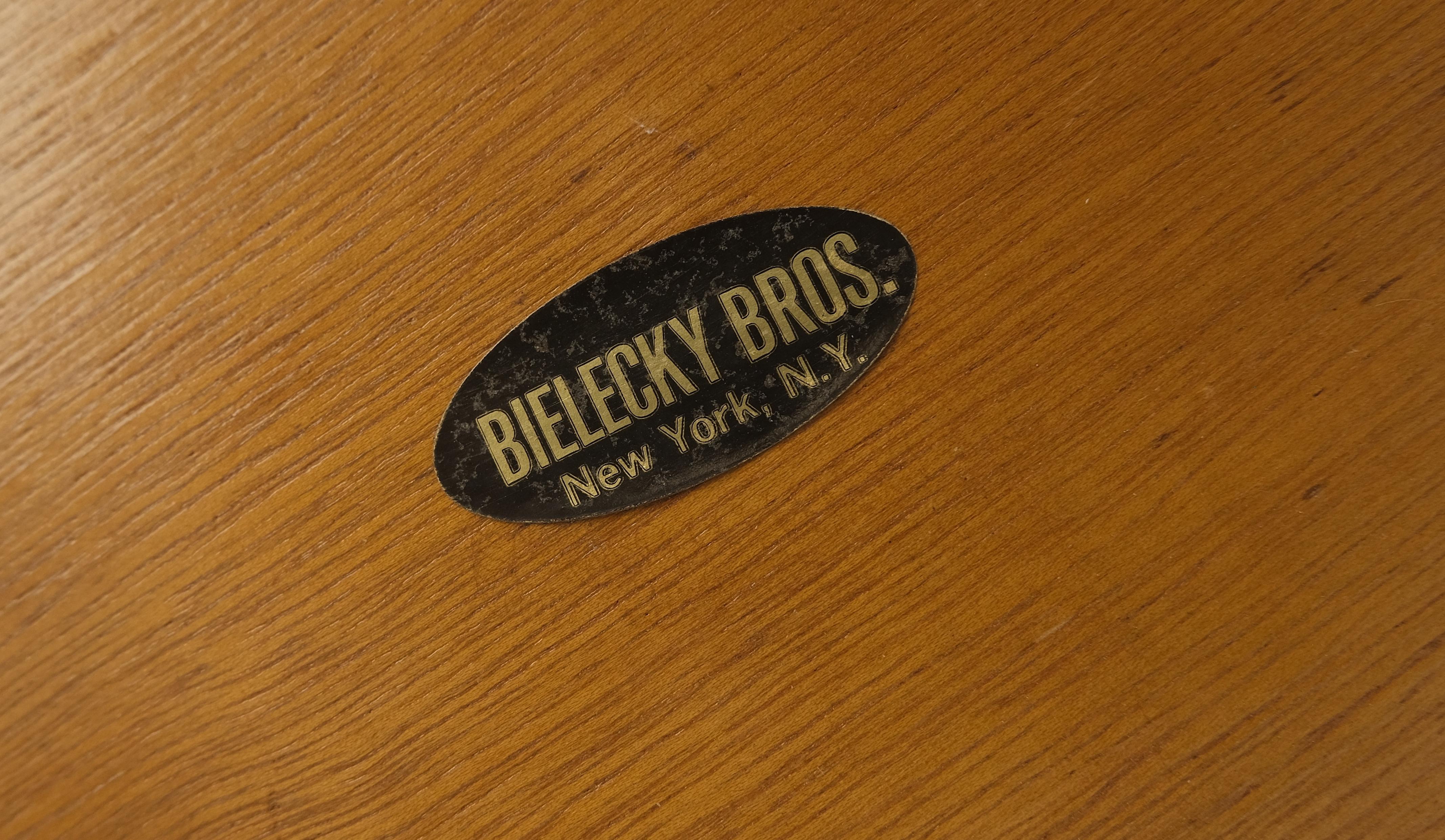 Mesa de centro redonda de mimbre con patas de latón MINT en venta 3