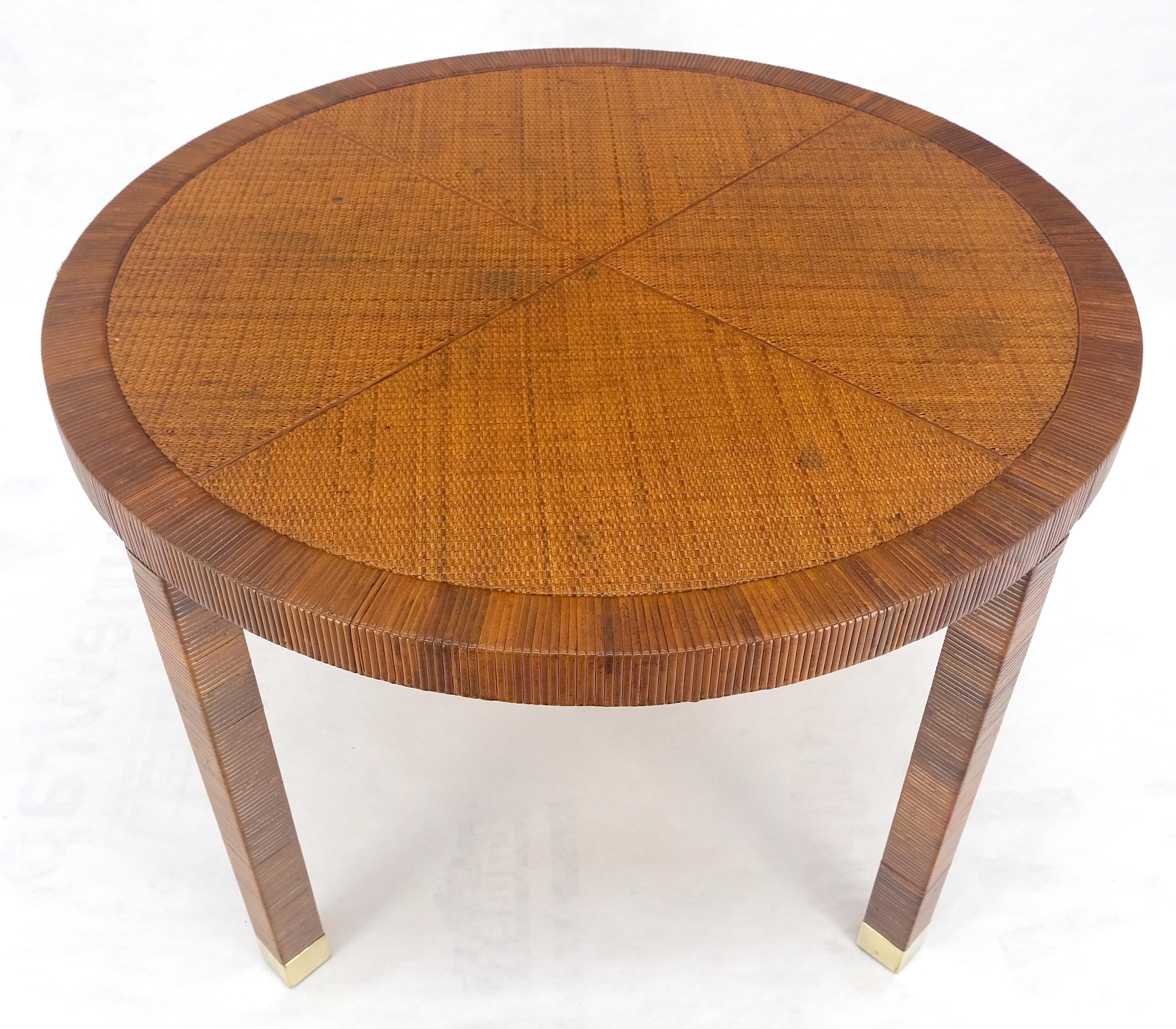 Mesa de centro redonda de mimbre con patas de latón MINT Moderno de mediados de siglo en venta