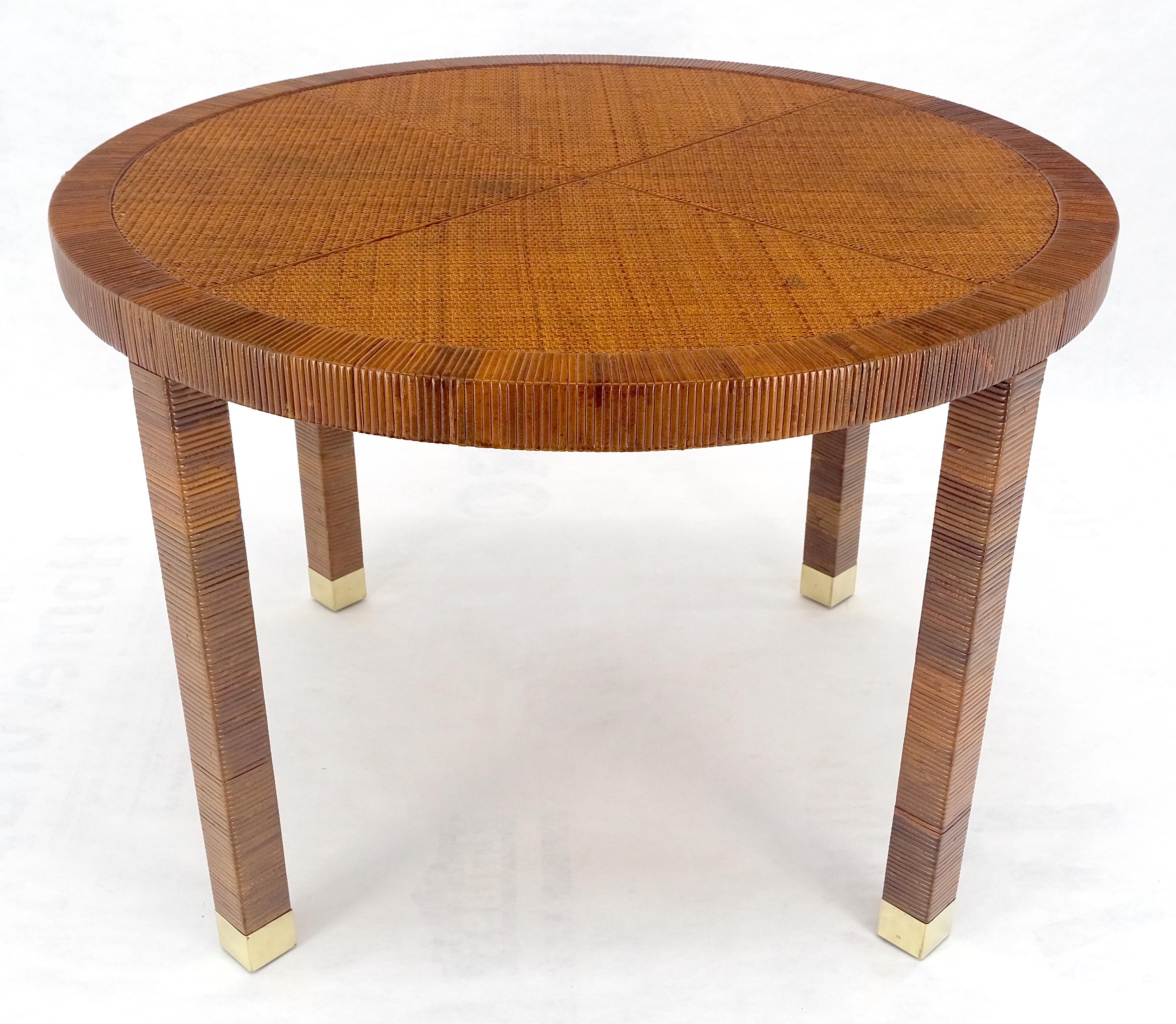 Mesa de centro redonda de mimbre con patas de latón MINT Estadounidense en venta