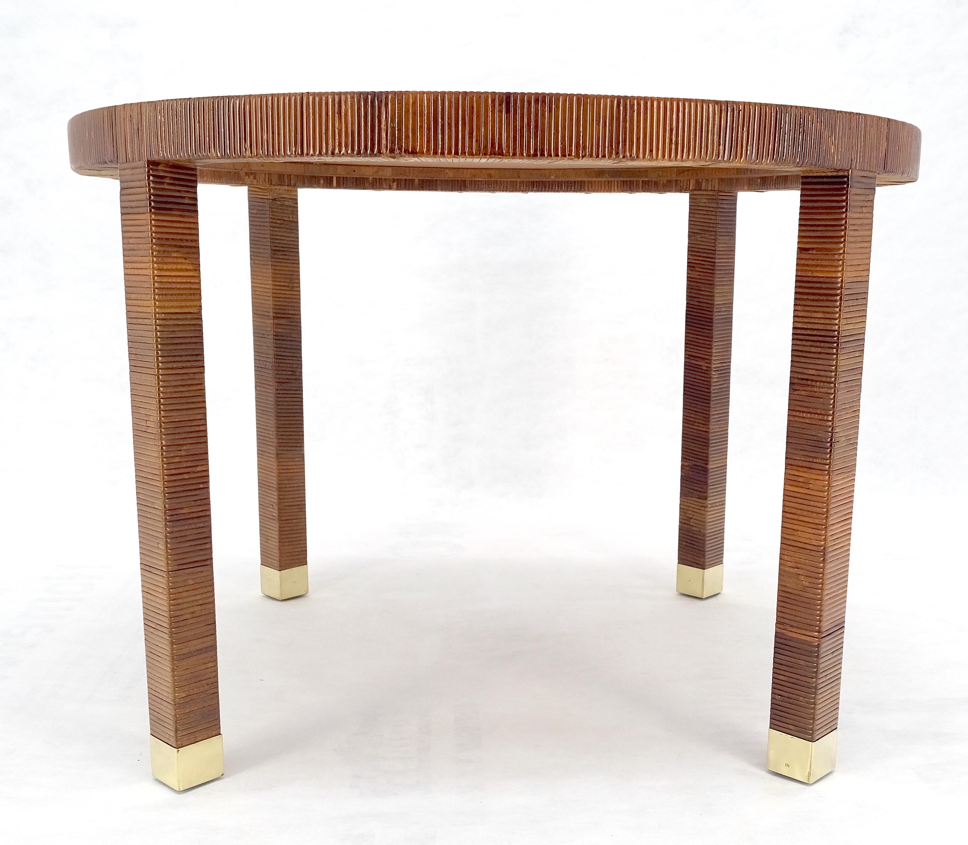 Mesa de centro redonda de mimbre con patas de latón MINT Lacado en venta