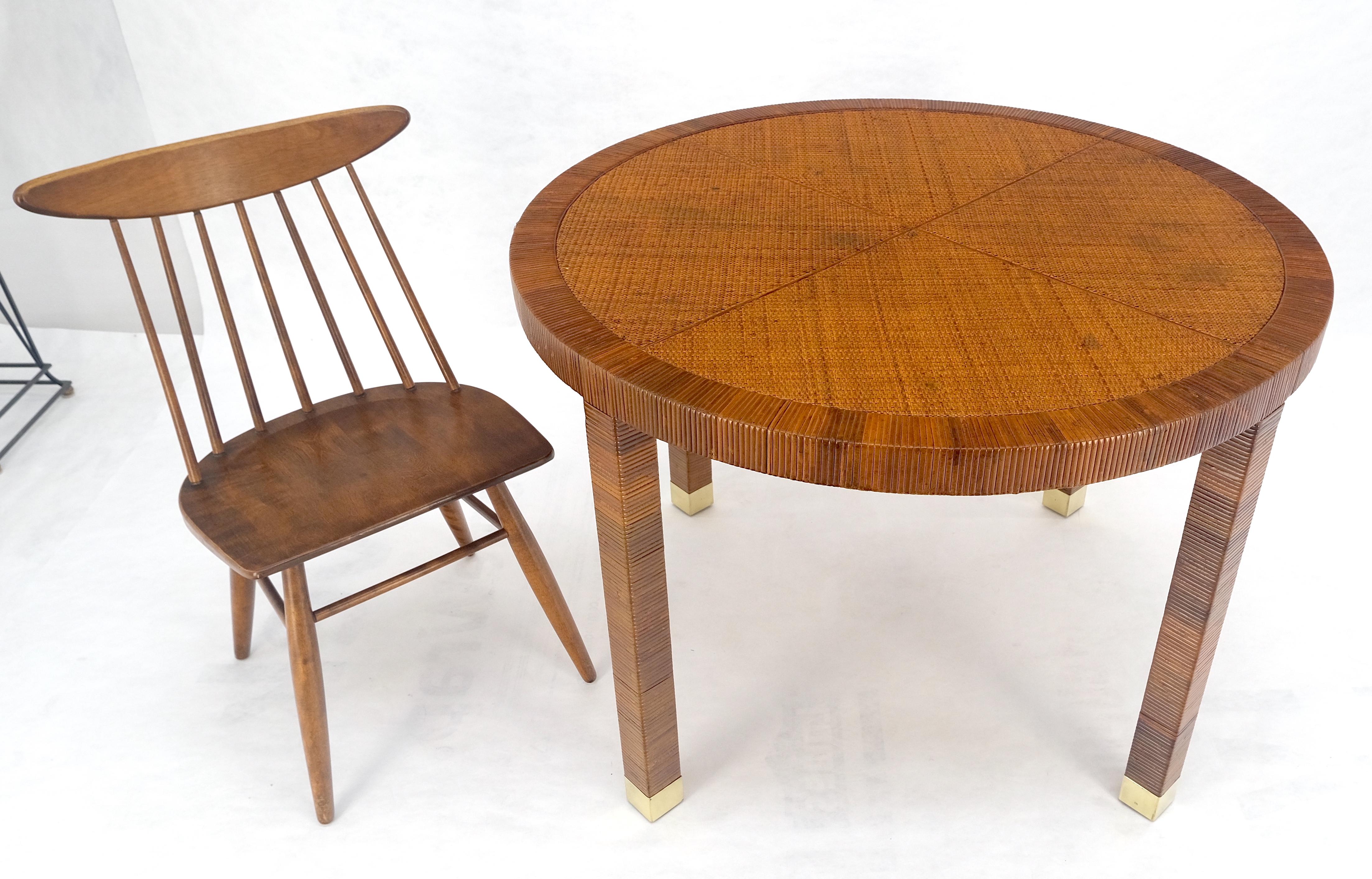 Mesa de centro redonda de mimbre con patas de latón MINT en Bueno estado para la venta en Rockaway, NJ