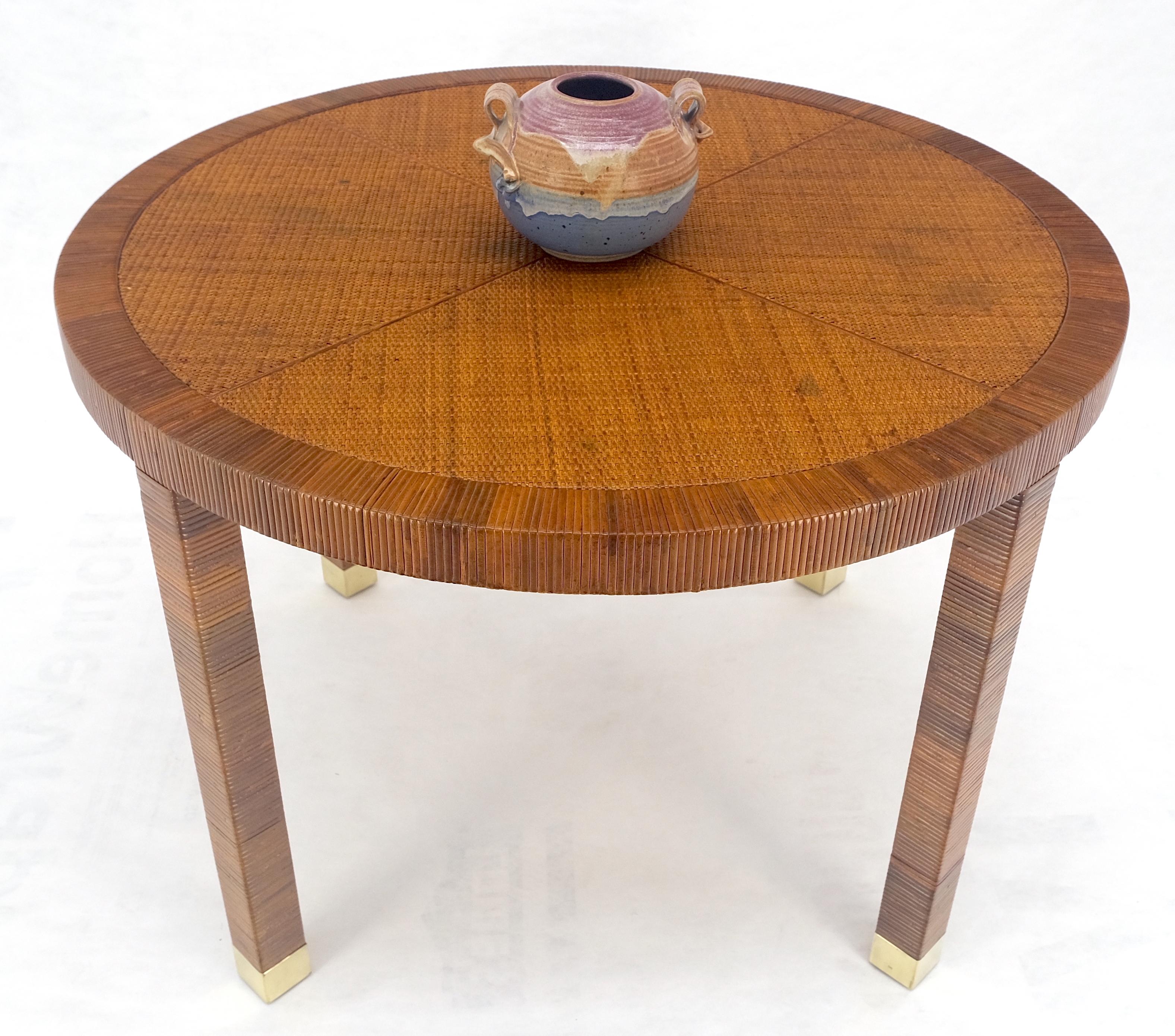 Mesa de centro redonda de mimbre con patas de latón MINT siglo XX en venta