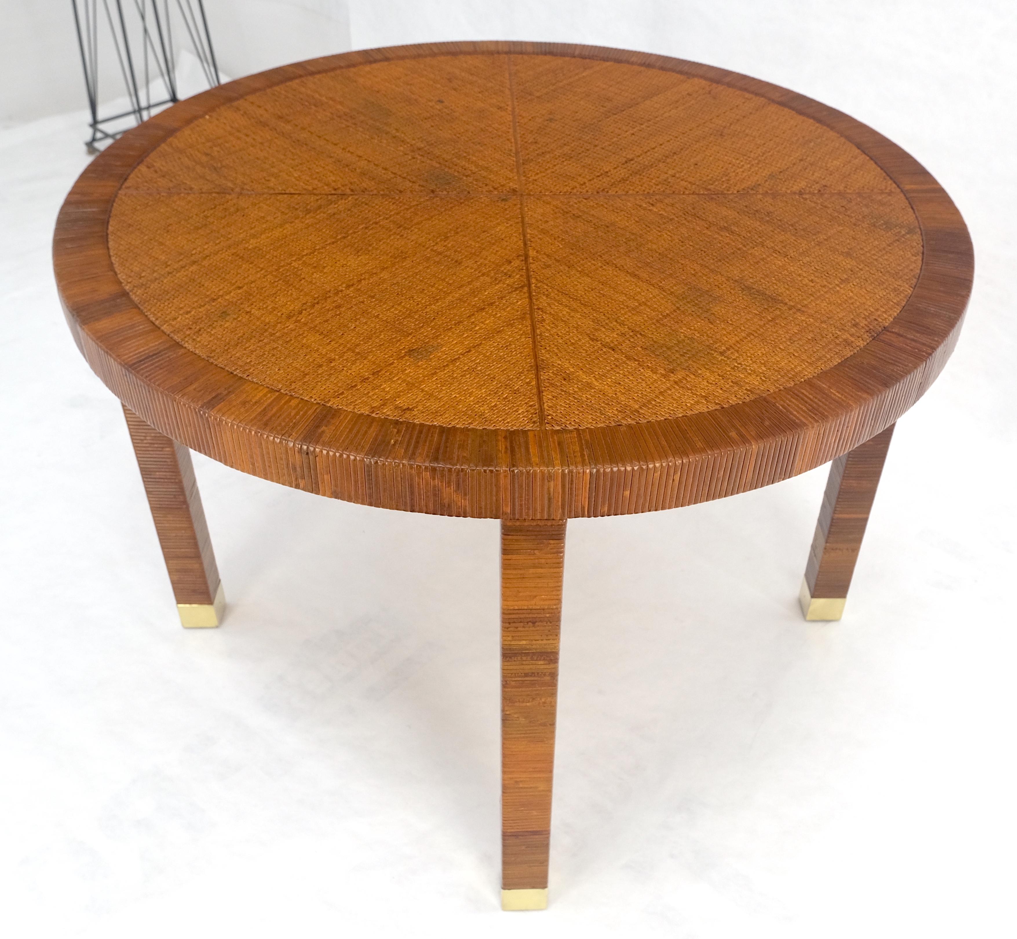 Mesa de centro redonda de mimbre con patas de latón MINT en venta 1