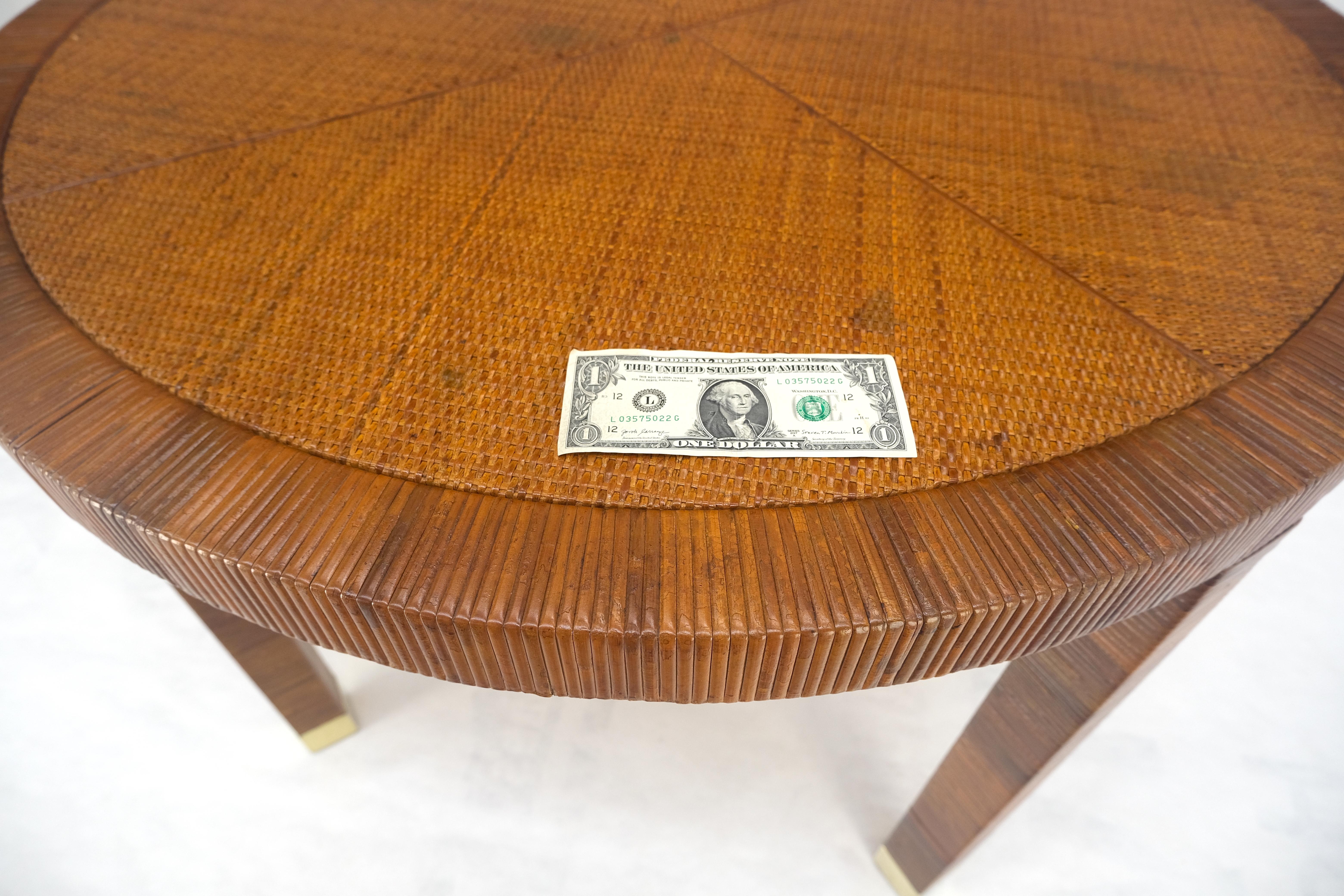 Mesa de centro redonda de mimbre con patas de latón MINT en venta 2