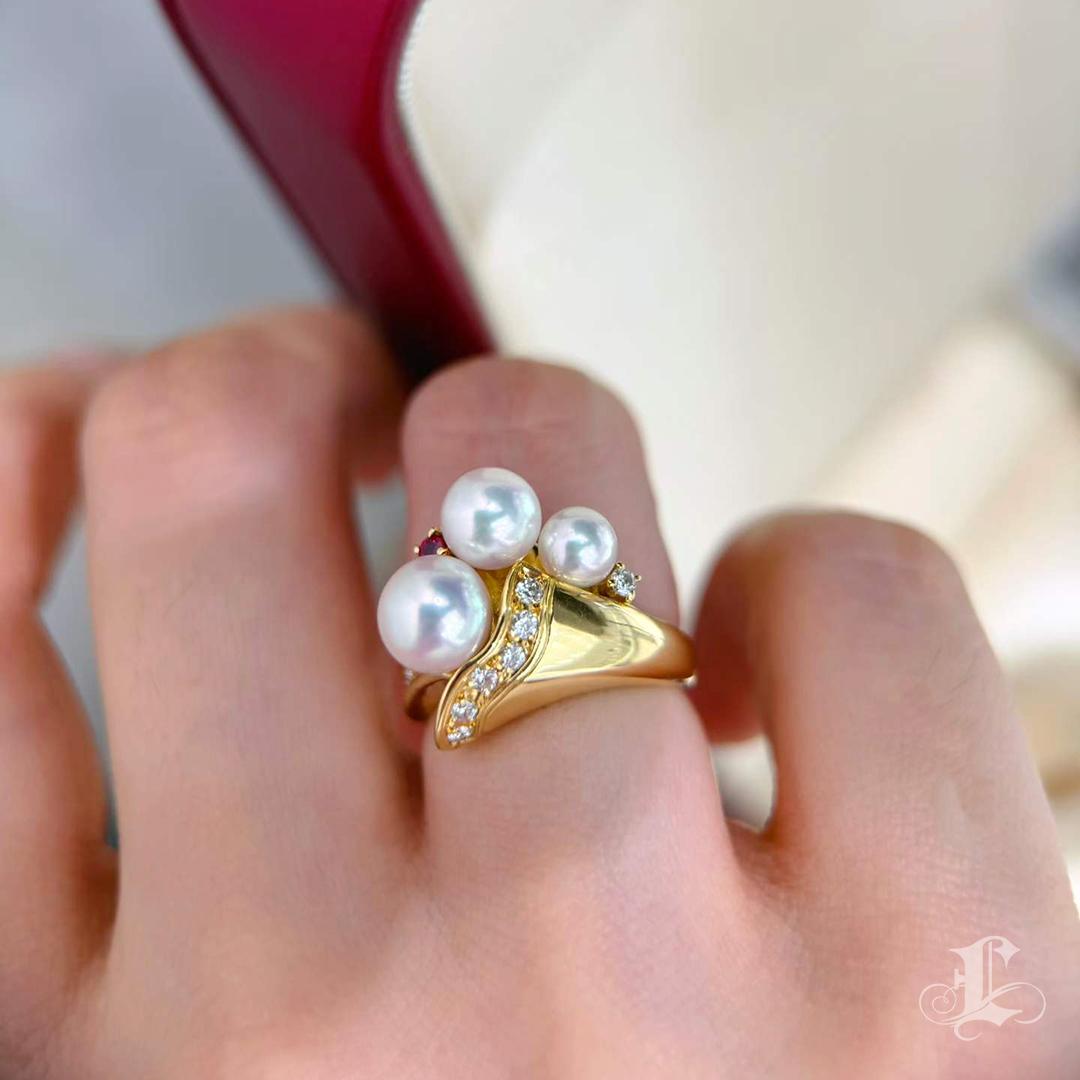 Grezzo 【Sinfonia della vite】 Anello con fiore a tromba di perla Akoya in oro 18 carati e diamanti in vendita