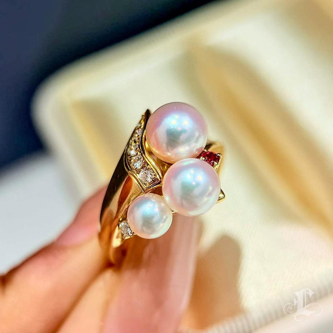 【Sinfonia della vite】 Anello con fiore a tromba di perla Akoya in oro 18 carati e diamanti In condizioni Nuovo in vendita a New York, NY