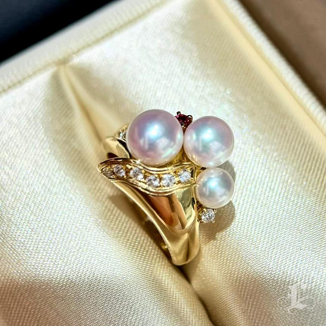 Donna 【Sinfonia della vite】 Anello con fiore a tromba di perla Akoya in oro 18 carati e diamanti in vendita