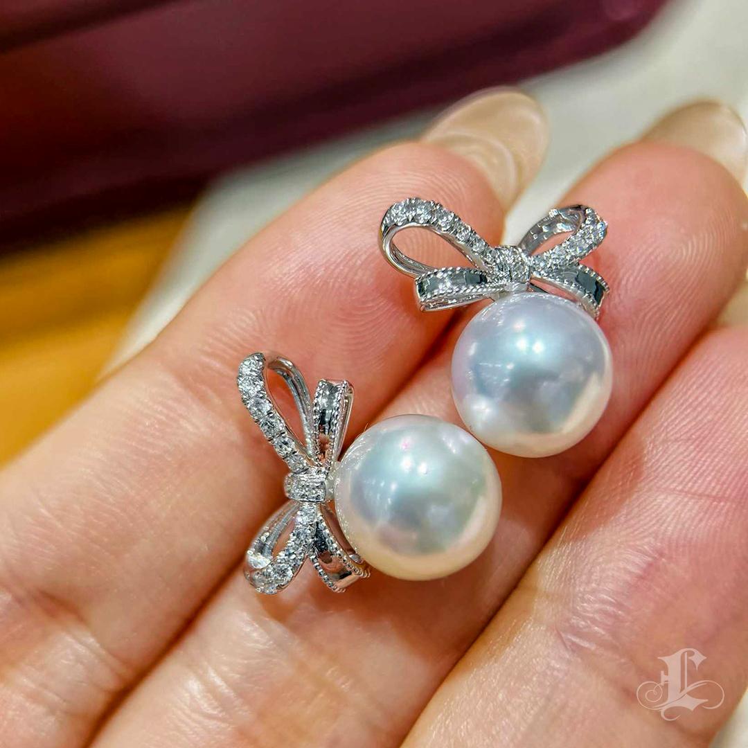 Orecchini a fiocco con diamanti e perle dei mari del Sud da 9,5-10 mm In condizioni Nuovo in vendita a New York, NY