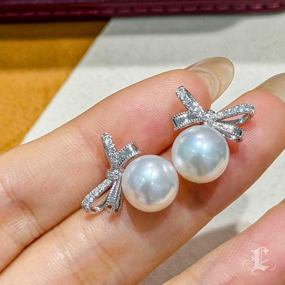 Donna Orecchini a fiocco con diamanti e perle dei mari del Sud da 9,5-10 mm in vendita