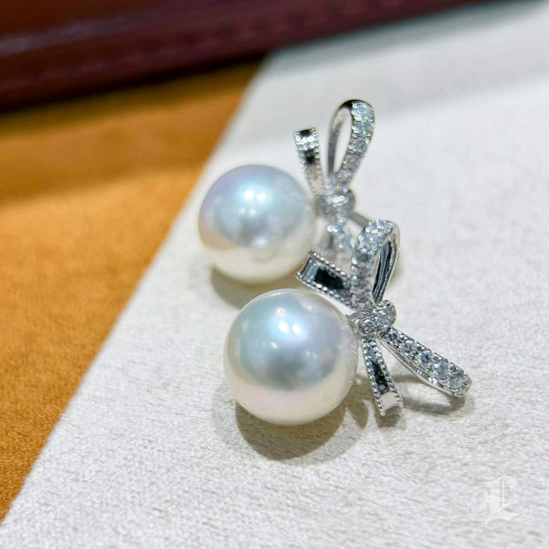 Orecchini a fiocco con diamanti e perle dei mari del Sud da 9,5-10 mm in vendita 1