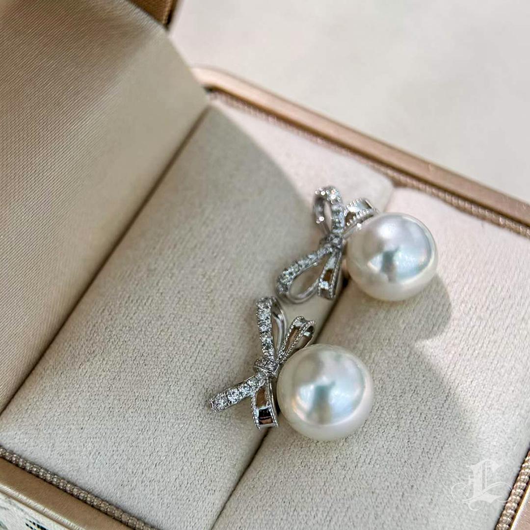 Orecchini a fiocco con diamanti e perle dei mari del Sud da 9,5-10 mm in vendita 2