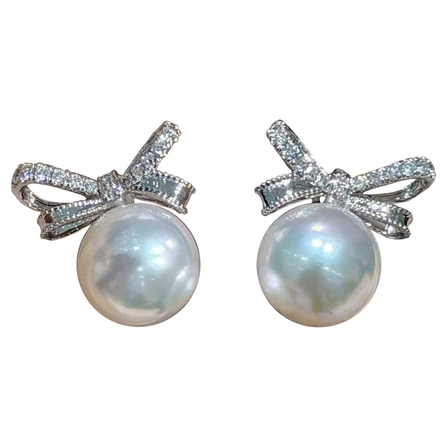 【Vine Symphony】Aurora 9.5–10mm South Sea Pearl Diamond Bow Earrings For Sale