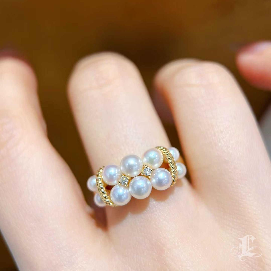 Grezzo Anello con ghirlanda di perle Akoya e diamanti in vendita