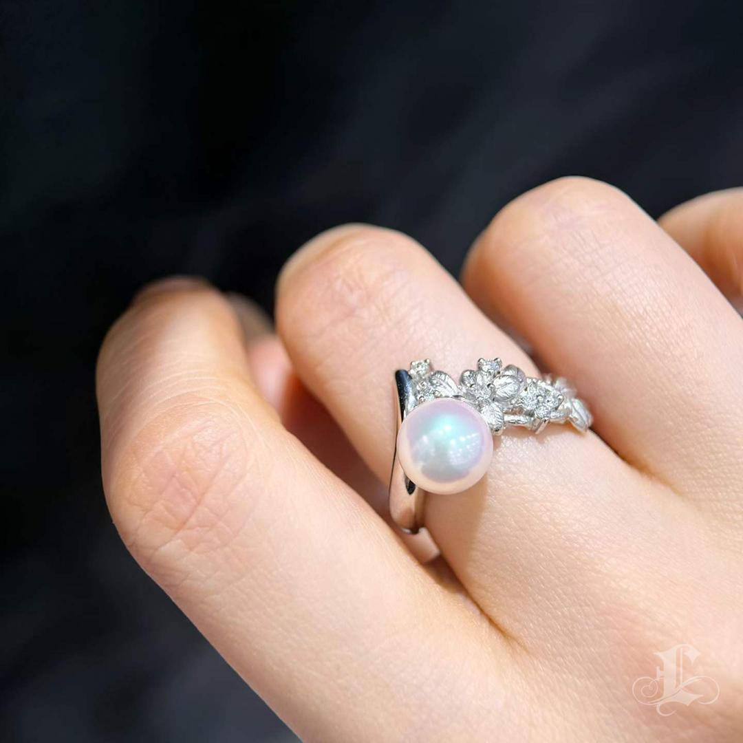 Grezzo Anello floreale in platino con perla Akoya Aurora in vendita
