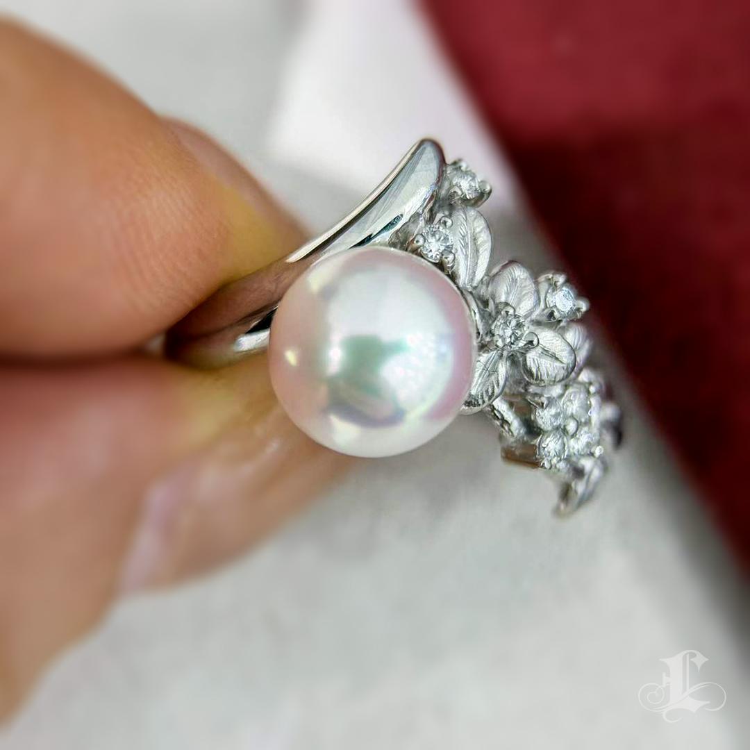 Anello floreale in platino con perla Akoya Aurora In condizioni Nuovo in vendita a New York, NY