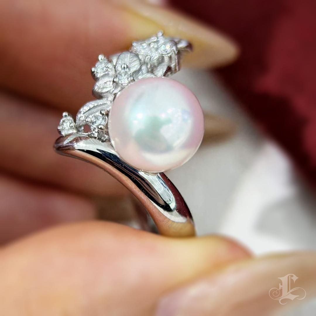 Donna Anello floreale in platino con perla Akoya Aurora in vendita