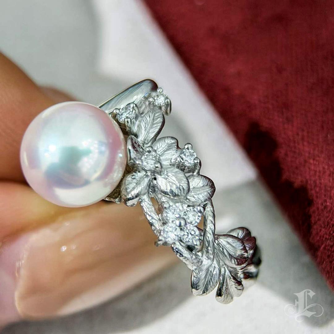 Anello floreale in platino con perla Akoya Aurora in vendita 1
