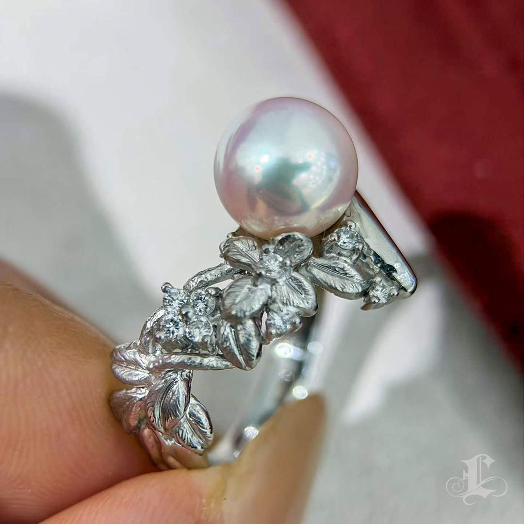 Anello floreale in platino con perla Akoya Aurora in vendita 2