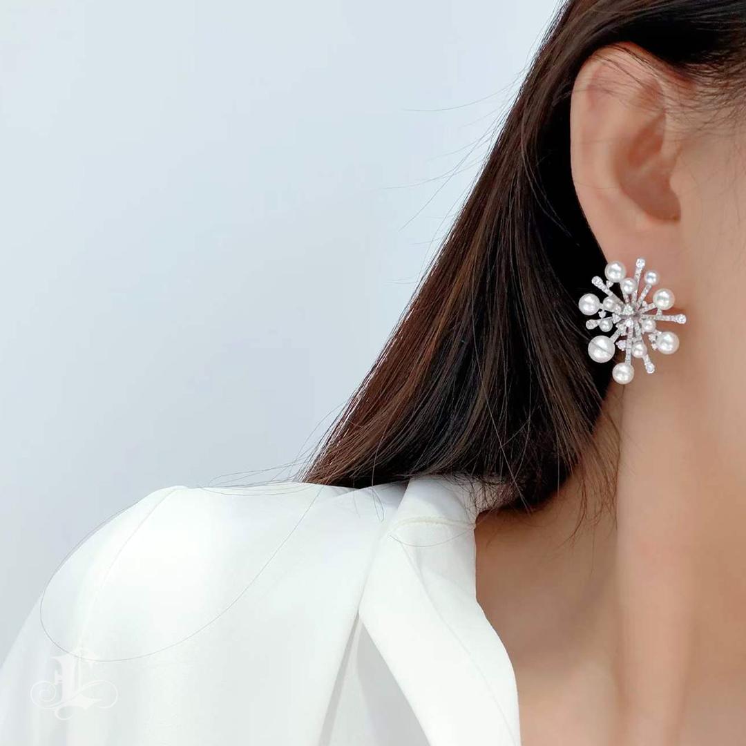 Grezzo Orecchini con diamanti a forma di fiocco di neve di Aurora Akoya in vendita