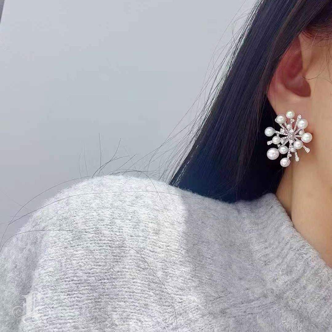 Orecchini con diamanti a forma di fiocco di neve di Aurora Akoya In condizioni Nuovo in vendita a New York, NY