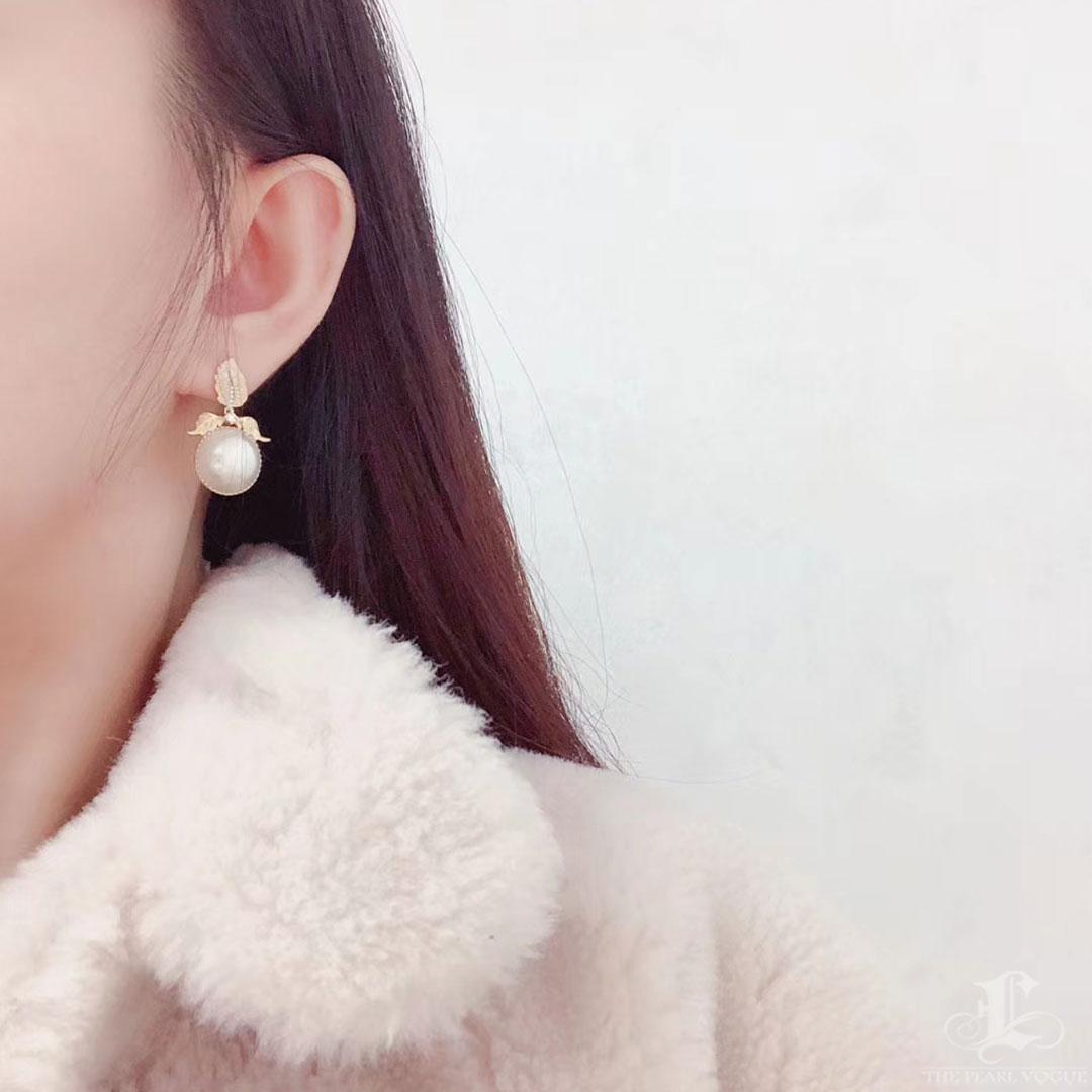 Grezzo Orecchini a foglia di diamante con perle bianche Mabe di Aurora Orchard in vendita