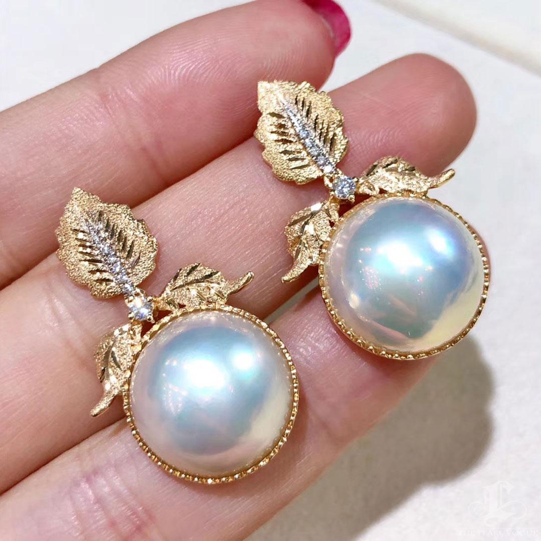 Orecchini a foglia di diamante con perle bianche Mabe di Aurora Orchard In condizioni Nuovo in vendita a New York, NY