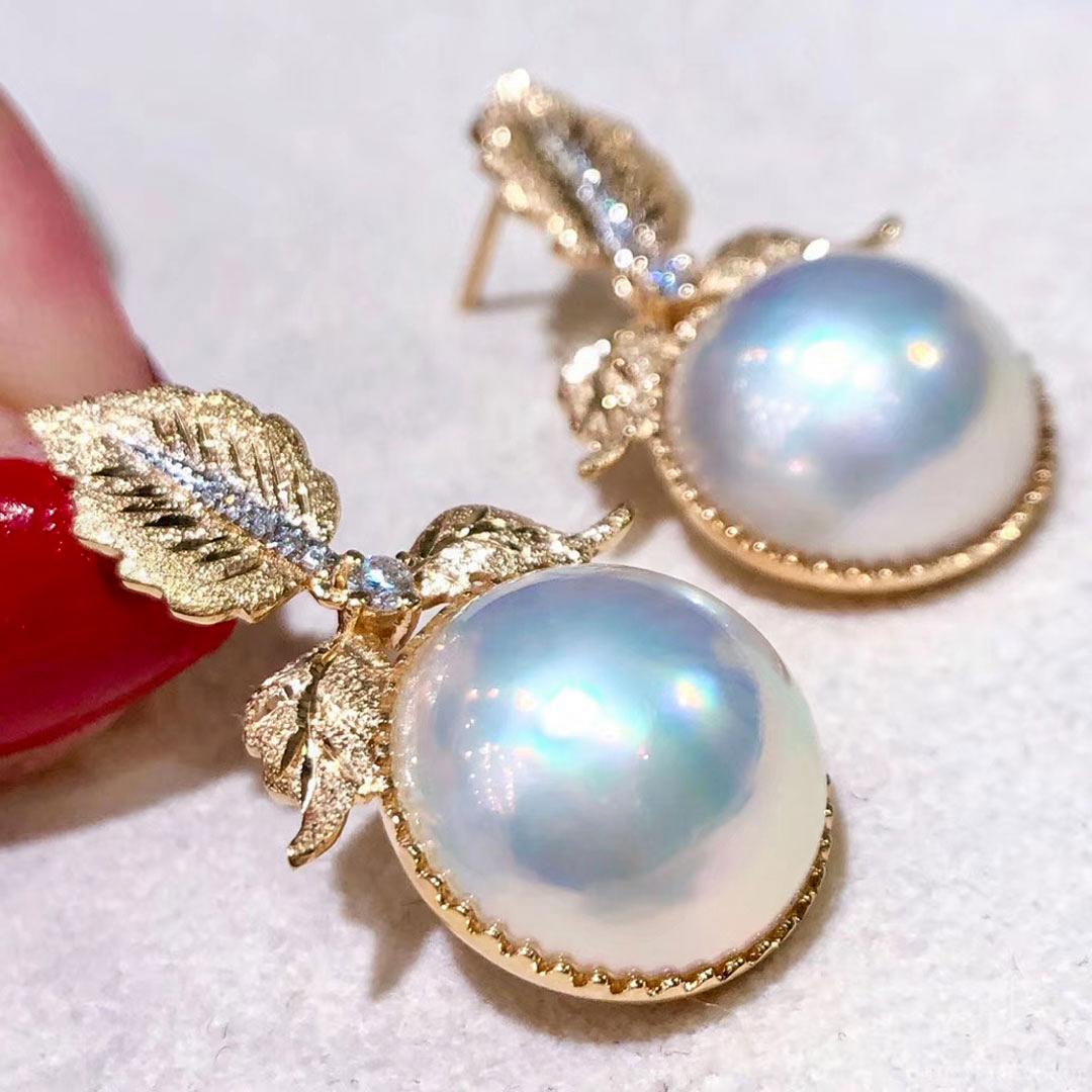 Donna Orecchini a foglia di diamante con perle bianche Mabe di Aurora Orchard in vendita