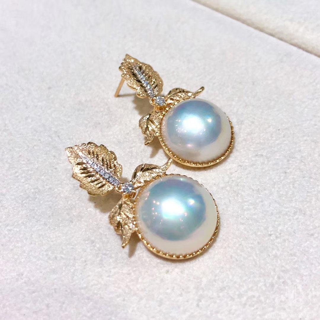 Orecchini a foglia di diamante con perle bianche Mabe di Aurora Orchard in vendita 2