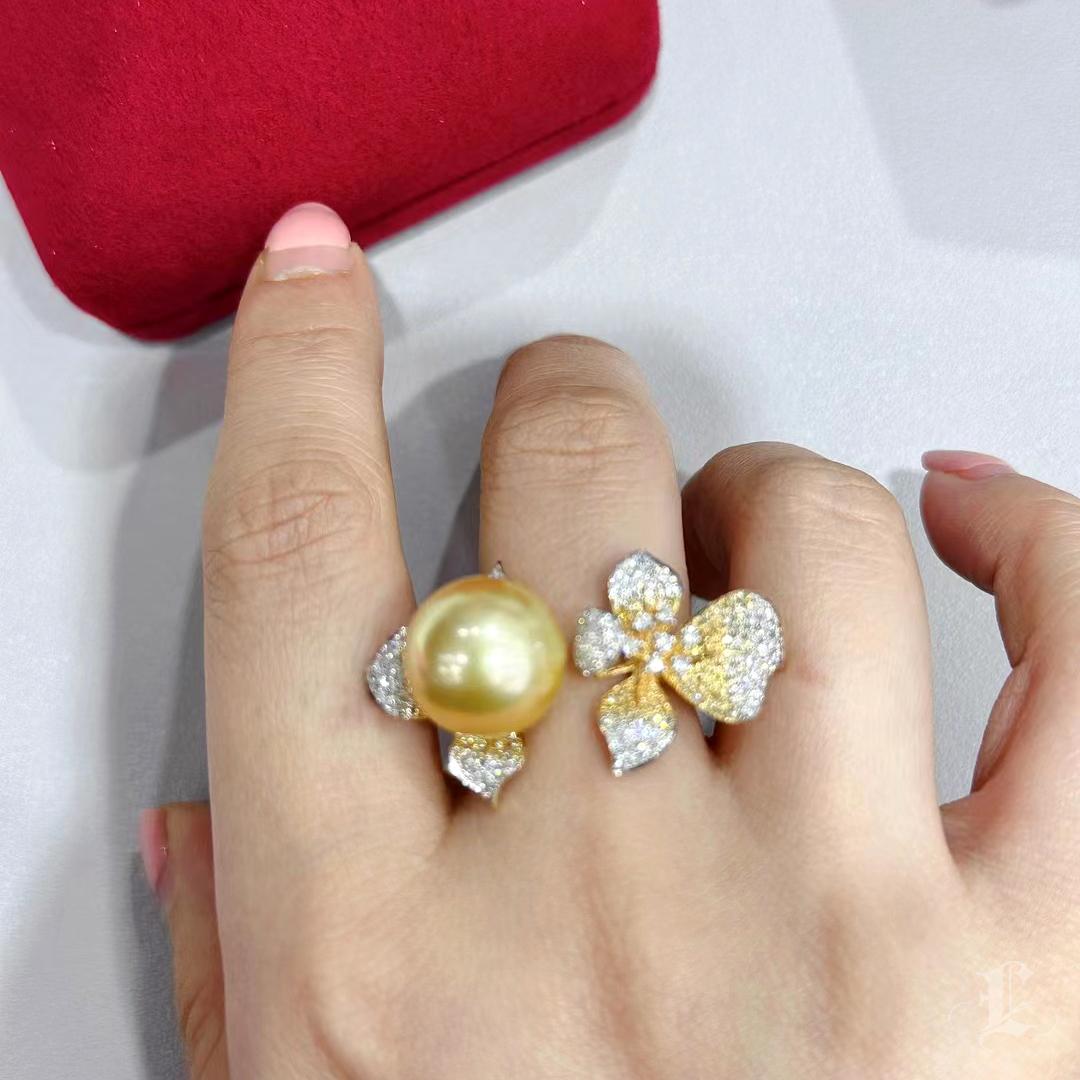 Grezzo Anello di diamanti con perle dei mari del sud dorate Aurora in fiore in vendita