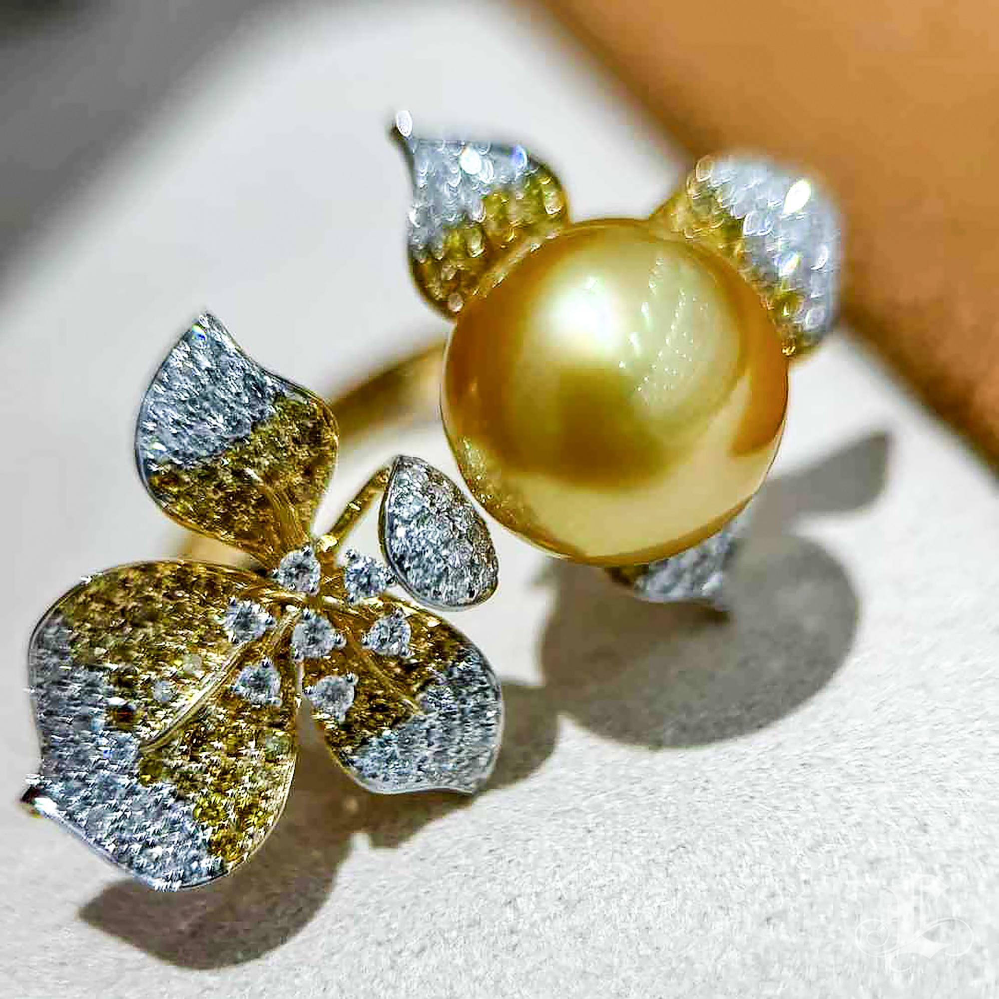 Anello di diamanti con perle dei mari del sud dorate Aurora in fiore In condizioni Nuovo in vendita a New York, NY
