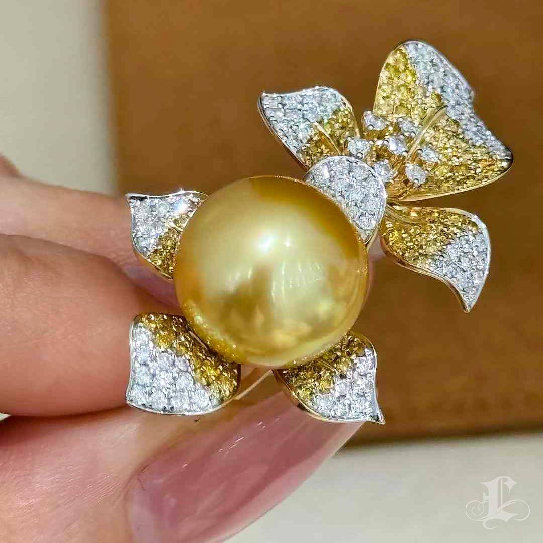 Donna Anello di diamanti con perle dei mari del sud dorate Aurora in fiore in vendita