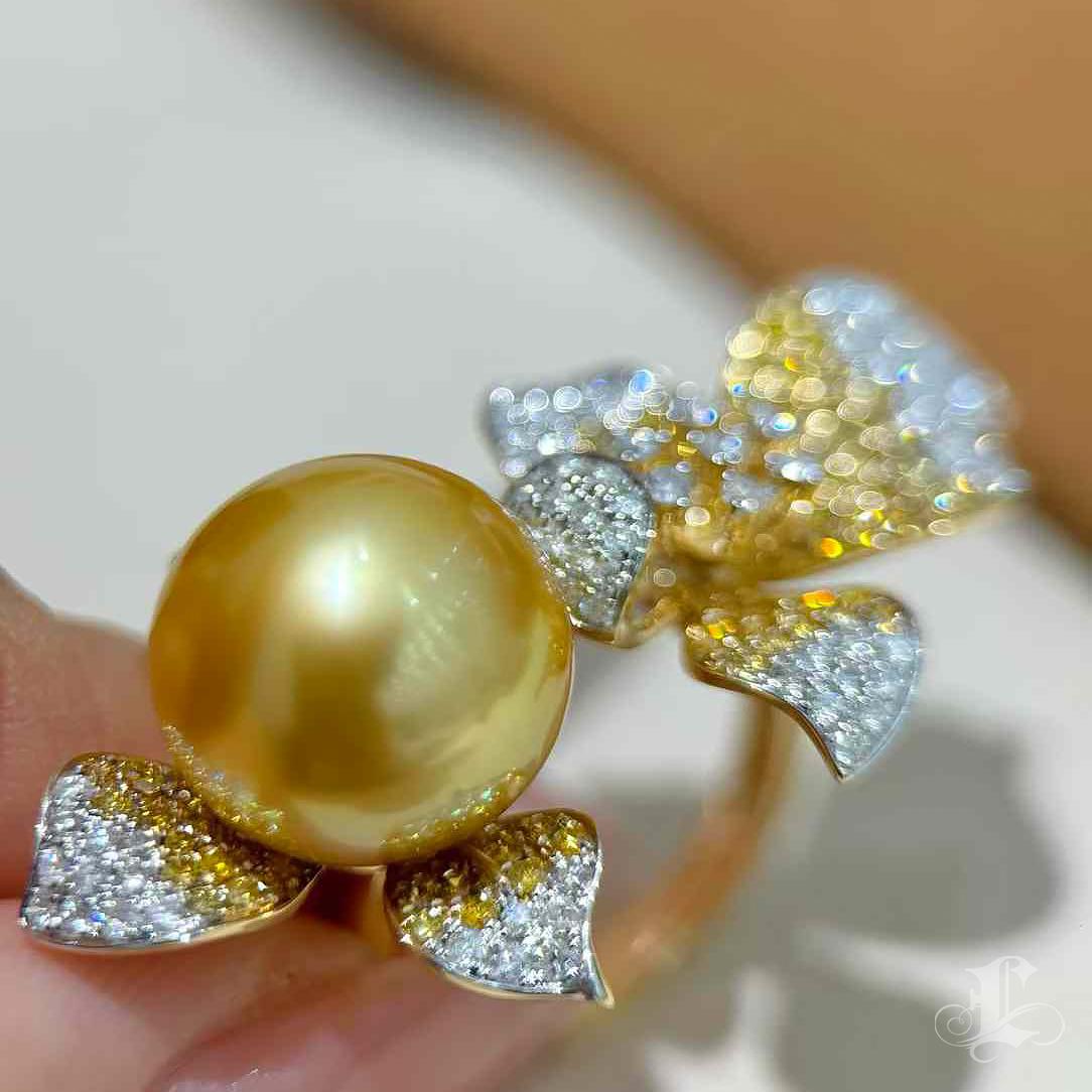 Anello di diamanti con perle dei mari del sud dorate Aurora in fiore in vendita 2