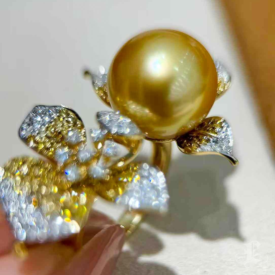 Anello di diamanti con perle dei mari del sud dorate Aurora in fiore in vendita 4