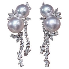 Orecchini a goccia con perle Akoya e fiori di diamante Aurora