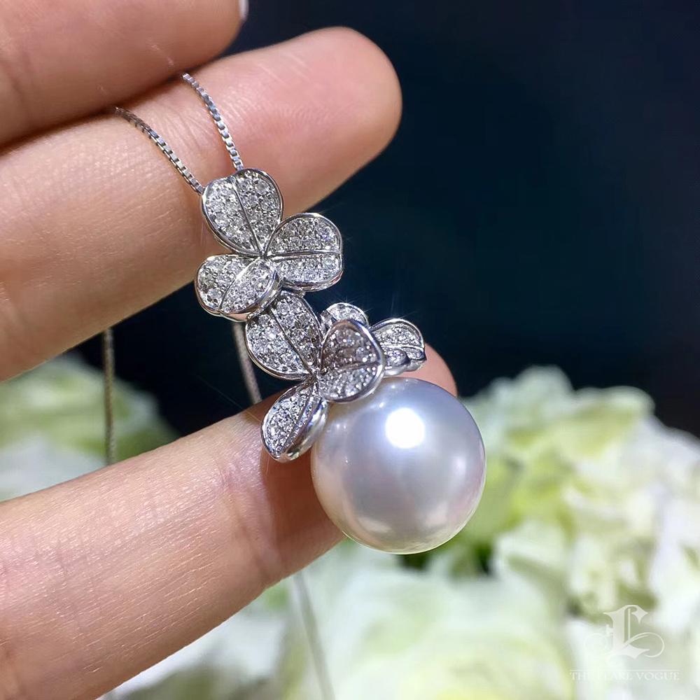 【Sinfonia di vite】Ciondolo con diamante e perla bianca dei mari del sud in oro bianco 18 carati In condizioni Nuovo in vendita a New York, NY