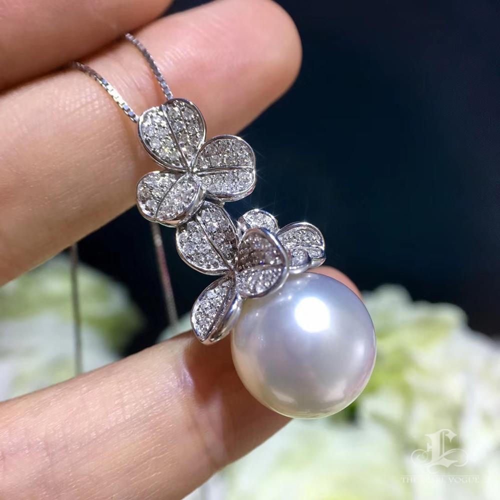 Donna 【Sinfonia di vite】Ciondolo con diamante e perla bianca dei mari del sud in oro bianco 18 carati in vendita