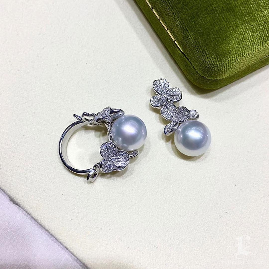 【Sinfonia di vite】Ciondolo con diamante e perla bianca dei mari del sud in oro bianco 18 carati in vendita 2
