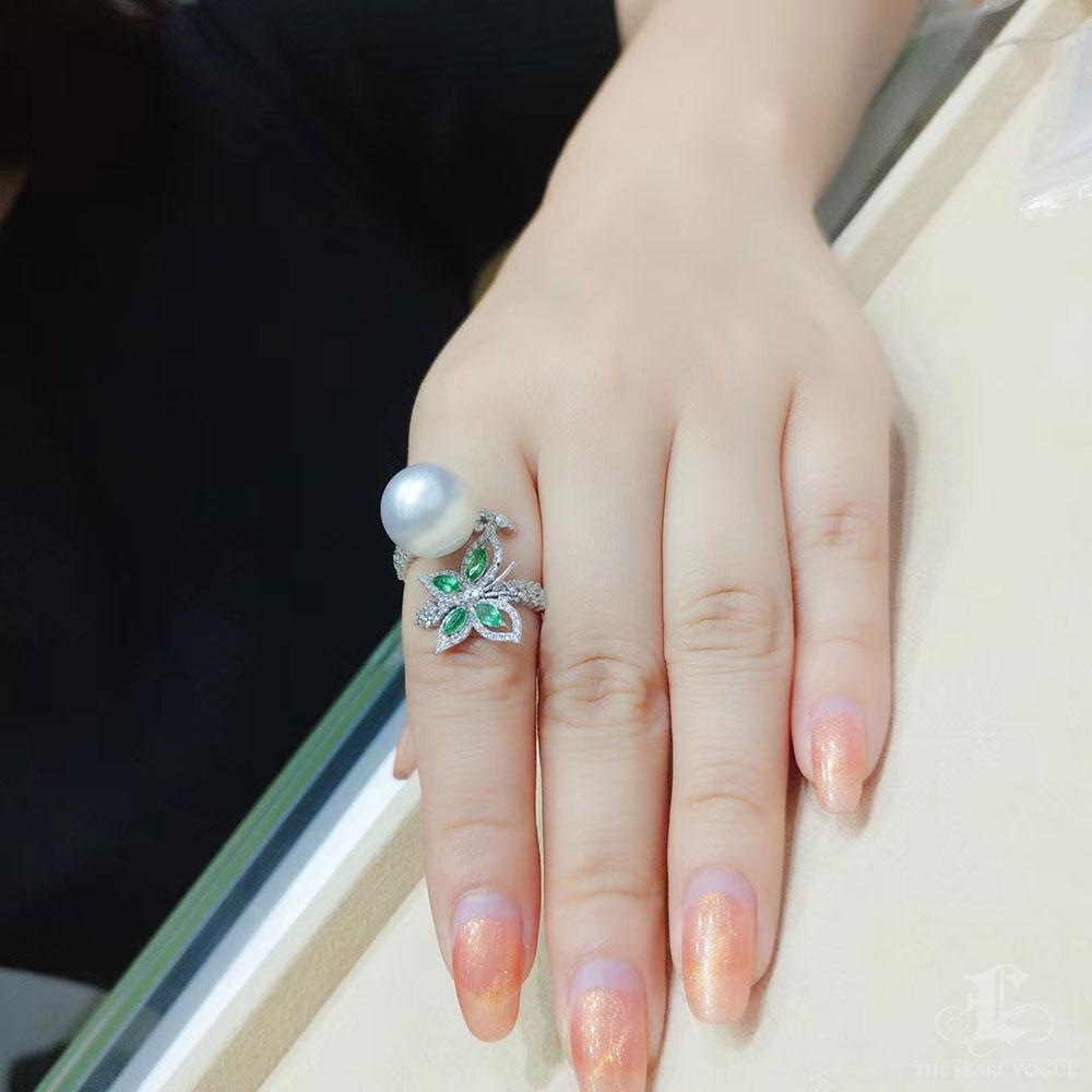 Grezzo 【Sinfonia di vite】 Anello con perle dei mari del sud e diamanti con farfalla di smeraldo, oro 18k in vendita