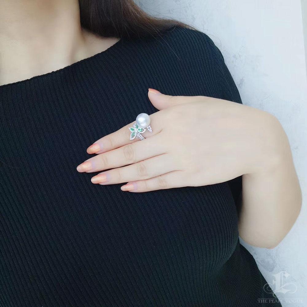 【Sinfonia di vite】 Anello con perle dei mari del sud e diamanti con farfalla di smeraldo, oro 18k In condizioni Nuovo in vendita a New York, NY